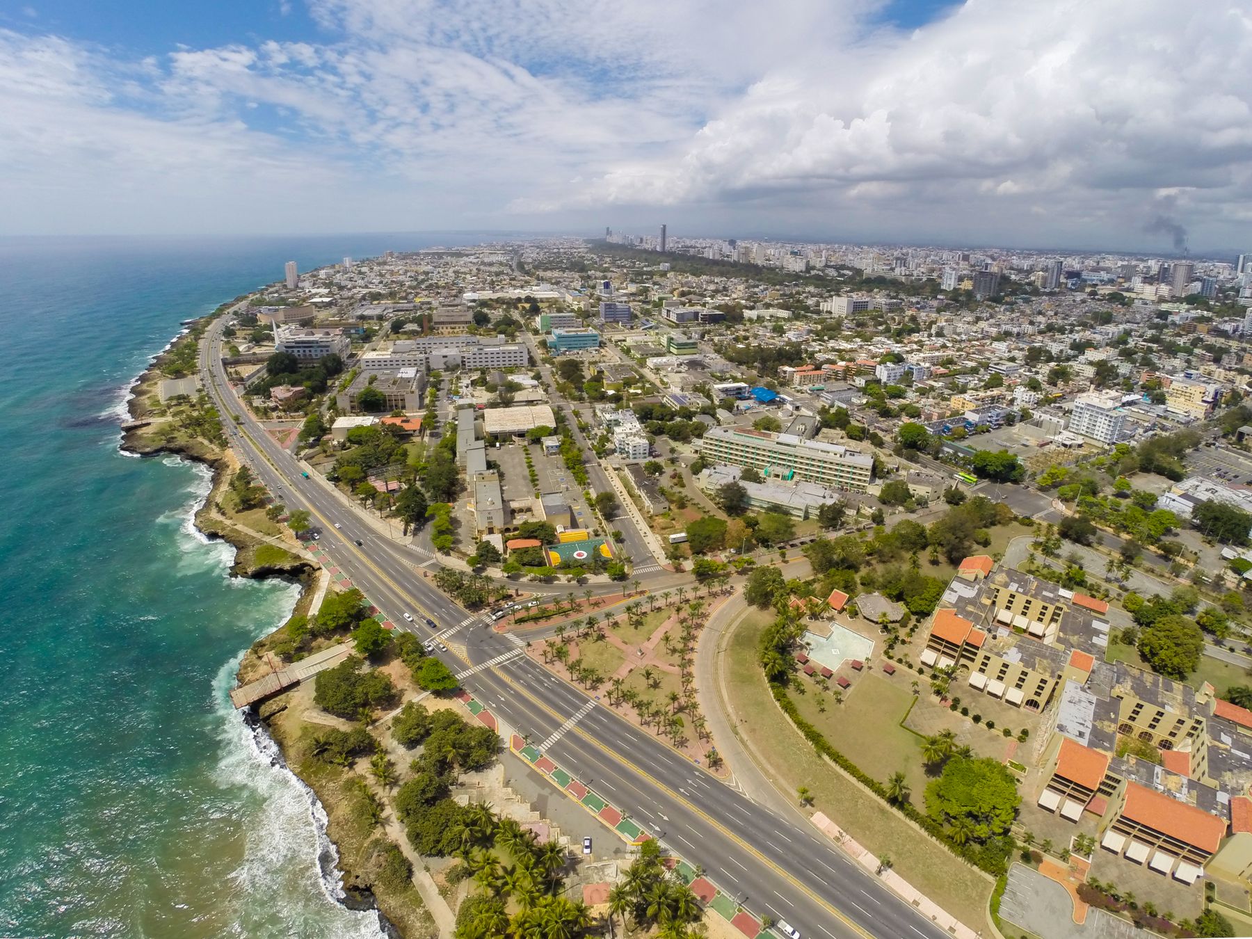 Vista urbana de Santo Domingo como senal de presencia tecnologica dominicana